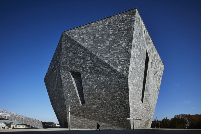 mặt ngoài bảo tàng được ốp hoàn toàn bằng đá granite mặt ngoài bảo tàng được ốp hoàn toàn bằng đá granite